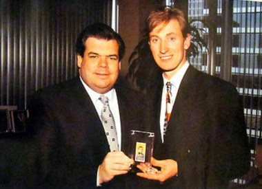 Bruce McNall and Wayne Gretzky holding the T206 Honus Wagner card, 1991