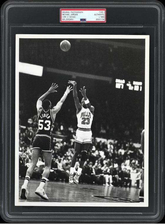 1986 Michael Jordan shoots over Alton Lister front